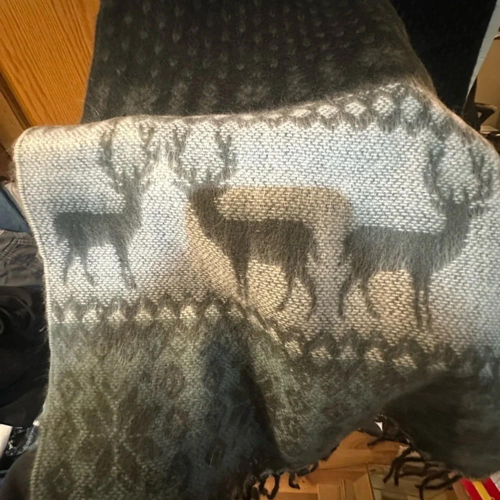 🚨NWT🚨! D&Y Black and Gray Deer Pattern Scarf